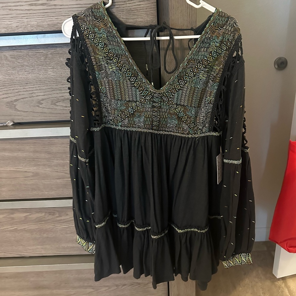 Free People NWT adorable blouse with beautiful sleeves and details!